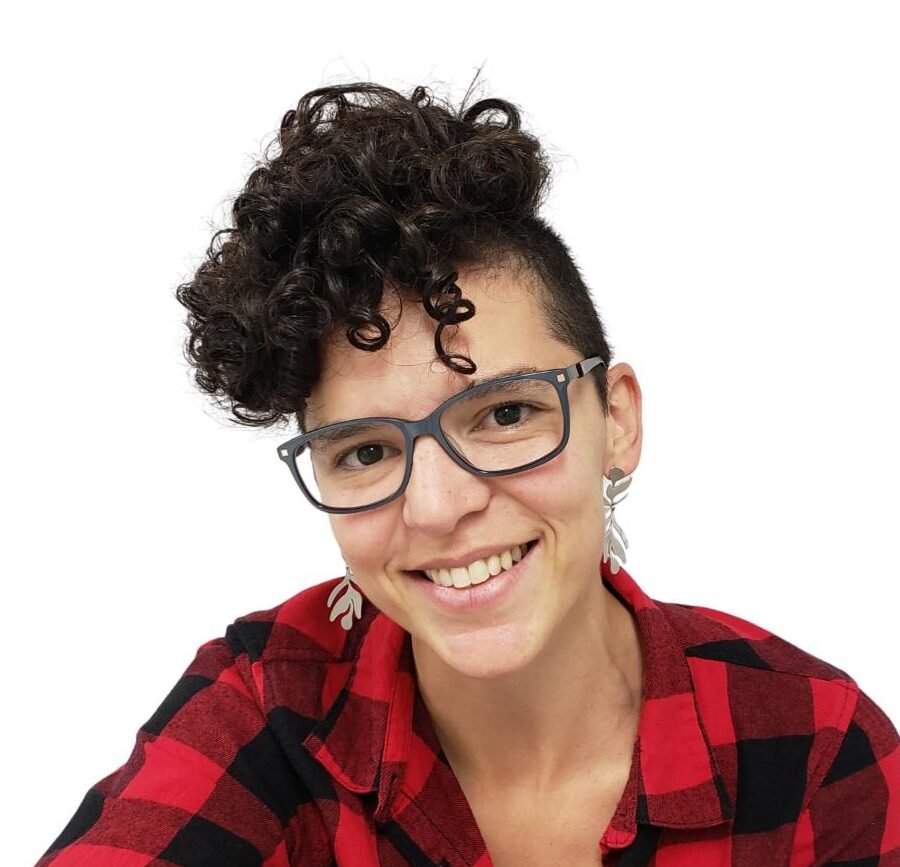 Headshot of smiling Aponwao Ideas founder Alejandra Moreno.